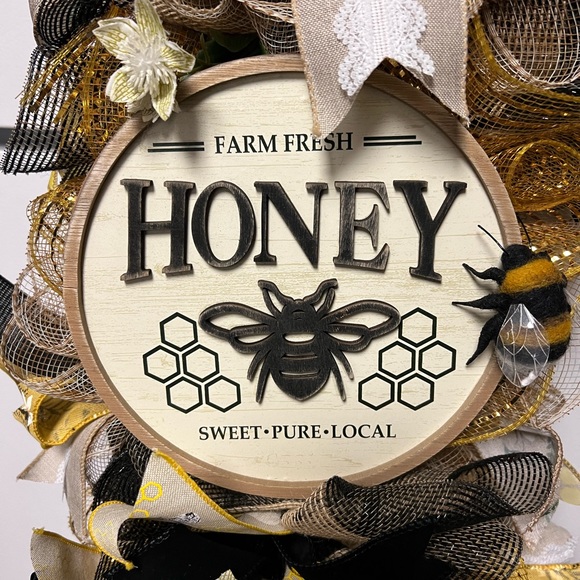 Bee Ribbon Swag - Picture 3 of 4